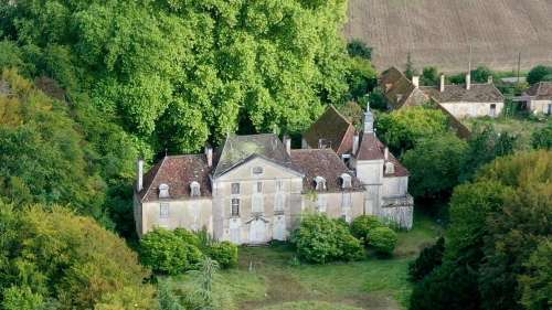 Un château du XVIIIe, classé aux Monuments historiques, ravagé par les flammes près de Beaune