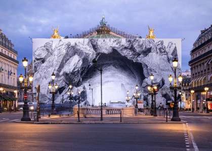 JR relooke à nouveau la façade du Palais Garnier: après la caverne, la grotte