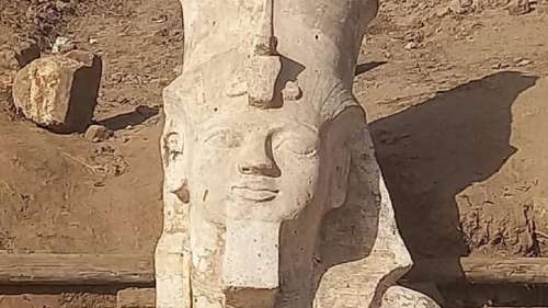 Un énorme fragment d’une statue millénaire de Ramsès II retrouvé en Égypte