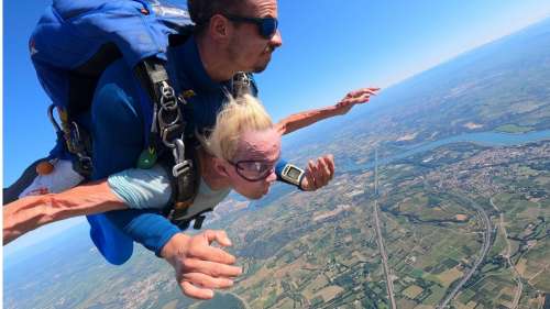 C’est beau la vie ! Isabelle Aubret saute en parachute pour ses 85 ans
