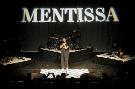 Pour son premier concert parisien, Mentissa a déjà tout d'une grande