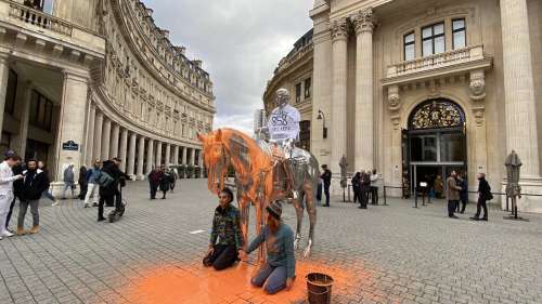 Des militants écologistes peinturlurent une sculpture de Charles Ray à Paris