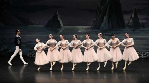Loin de son pays, le Grand Ballet de Kiev continue de danser