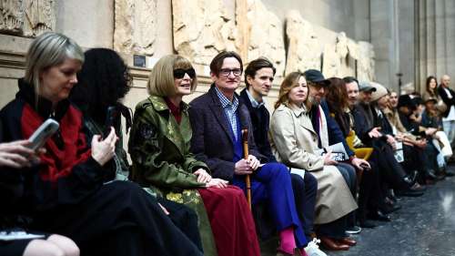 Un défilé de mode devant les frises du Parthénon à Londres scandalise Athènes