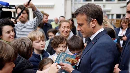 Emmanuel Macron visite le Festival du livre de Paris