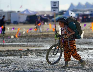 Chaos au festival Burning Man: un mort et des milliers de personnes toujours bloquées en plein désert