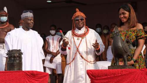 Nigeria: deux bronzes pillés à l'époque coloniale rendus à l'Oba du Bénin