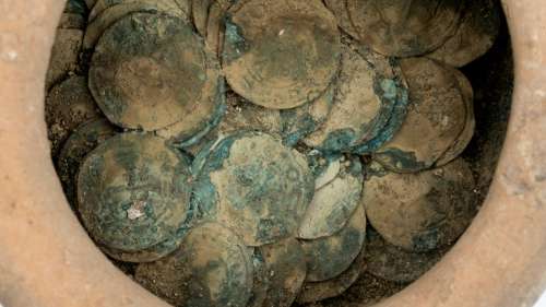Lot : découverte d'un trésor d'une centaine de monnaies dissimulé dans une poterie du Moyen Âge