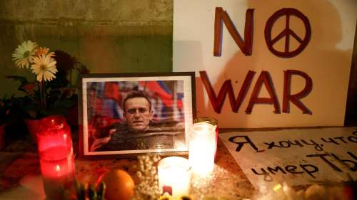 En Russie, des personnalités de la culture appellent à rendre la dépouille de Navalny