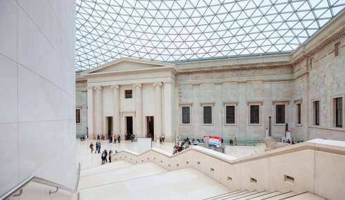 Un homme blessé à l'arme blanche devant le British Museum de Londres
