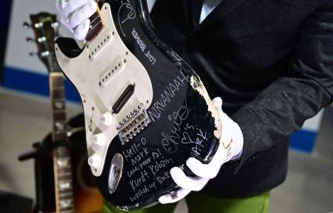 Une guitare brisée par Kurt Cobain sur scène adjugée à 600.000 dollars