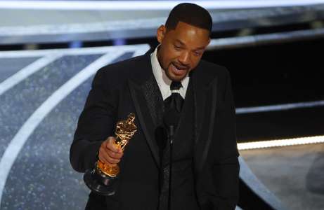 Will Smith reçoit l'Oscar du meilleur acteur et présente ses excuses en pleurant pour sa gifle