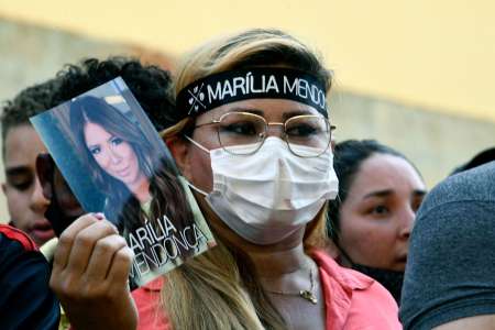 Brésil : une foule immense réunie en hommage à la chanteuse Marilia Mendonça, décédée à 26 ans