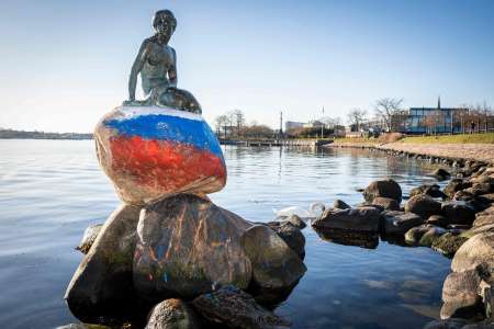La Petite sirène de Copenhague vandalisée, un drapeau russe peint sur son socle