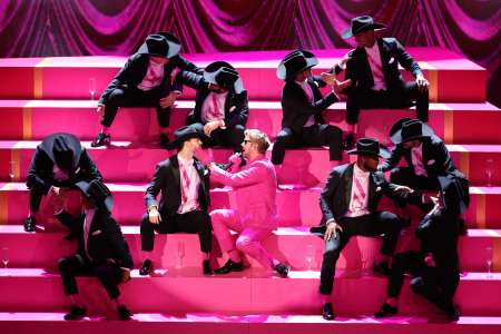 Ryan Gosling électrise la scène des Oscars en interprétant l’hymne de Barbie I’m just Ken