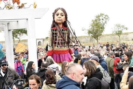 À Calais, un défilé, marionnette en tête, pour porter la voix des enfants migrants
