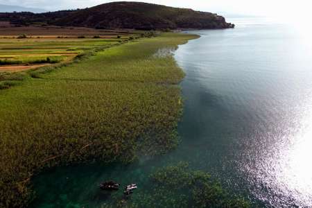 Albanie: un lac cache les vestiges de la plus ancienne cité lacustre en Europe
