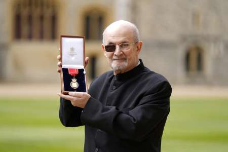 Décoré au Royaume-Uni, Salman Rushdie confie avoir repris l'écriture