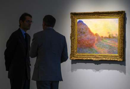 Des militants écologistes jettent de la purée sur un tableau de Claude Monet