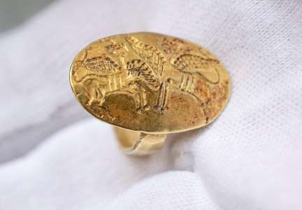 La Fondation Nobel restitue à la Grèce une bague antique en or
