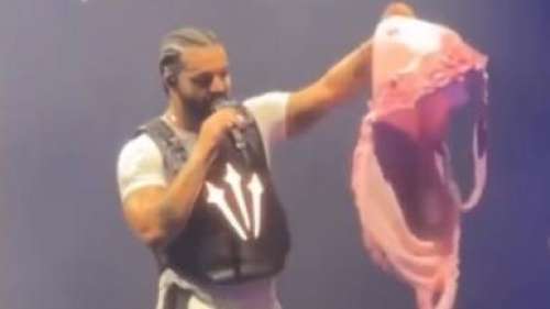 En plein concert, Drake reçoit un soutien-gorge géant de la part de son père