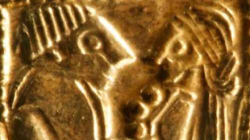 Cinq petites figurines en feuilles d'or découvertes dans un temple norvégien