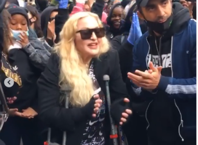 En béquilles et sans masque, Madonna manifeste à Londres après la mort de George Floyd