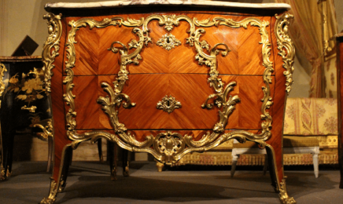 Une précieuse commode de la chambre de Louis XV de retour au château de Fontainebleau