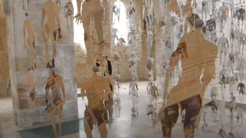 Une église bretonne envahie par 1200 figurines pour dénoncer l'emprise des réseaux sur le monde