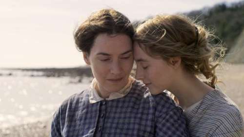 Kate Winslet et Saoirse Ronan laissent éclater leur amour interdit dans Ammonite