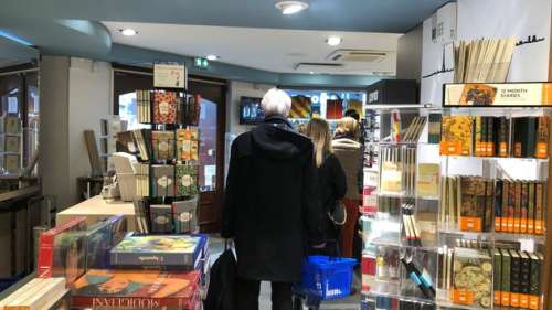 Avant le reconfinement, les librairies prises d'assaut par des lecteurs en colère