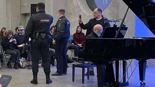 À Moscou,  Alexeï Lioubimov joue une œuvre ukrainienne, son récital interrompu par la police