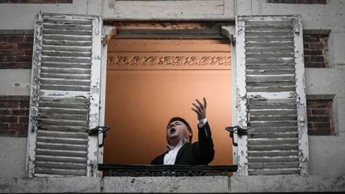 Avec le reconfinement, le ténor Stéphane Sénéchal chante à nouveau à sa fenêtre