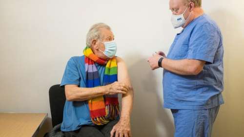 Gandalf est vacciné contre le Covid : l'acteur Ian McKellen a reçu sa première dose de Pfizer-BioNTech