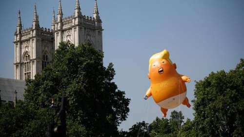 Le bébé Trump gonflable géant fait son entrée au Musée de Londres