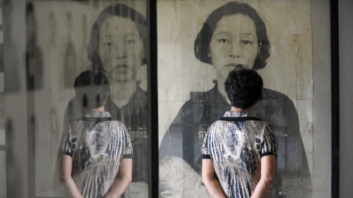 L'artiste Matt Loughrey accusé d'avoir trafiqué des photos de victimes des Khmers rouges