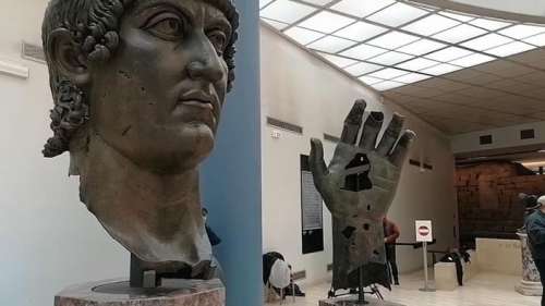 Le bronze colossal de l'empereur Constantin à Rome retrouve son index perdu, il était au Louvre