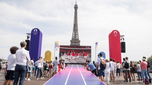 Woodkid allume le feu des Jeux olympiques de Paris 2024 avec concert gratuit au Trocadéro