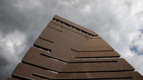Un homme fait une chute mortelle du haut de la Tate Modern à Londres