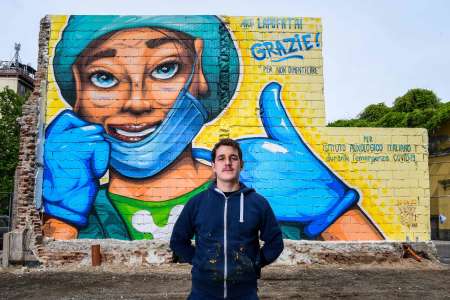 Un street artiste milanais réalise une fresque géante pour remercier les médecins