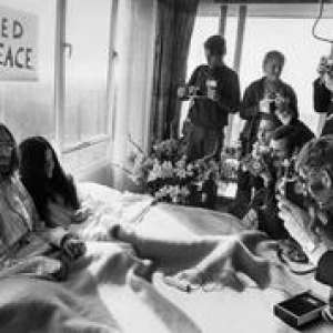 Des images que l’on croyait à jamais perdues de John Lennon et Yoko Ono au lit refont surface
