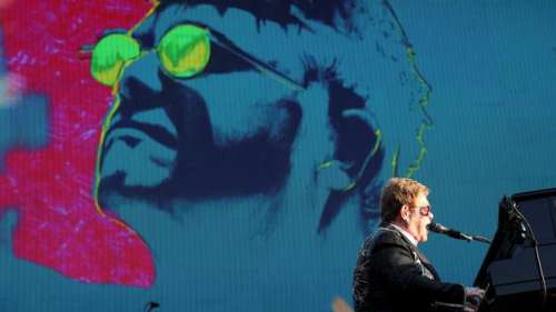Elton John, entre extravagances et coups de griffe