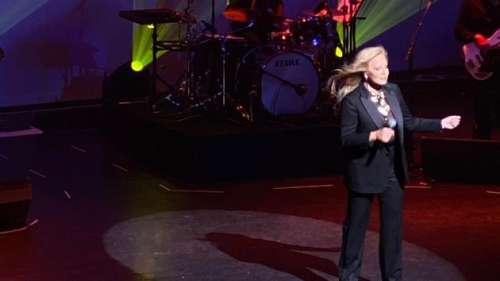 «Johnny et moi, ça dure encore», lance Sylvie Vartan dans son concert hommage