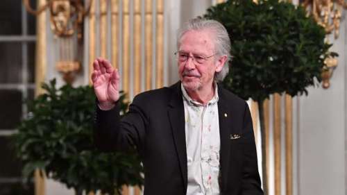Au cœur de la polémique, Peter Handke reçoit le prix Nobel de littérature à Stockholm