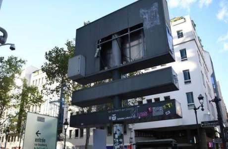 Deux hommes en garde à vue après le vol du pochoir de Banksy en plein Paris