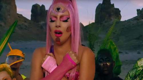 Lady Gaga fait son retour et son cœur bat d’un «amour stupide»