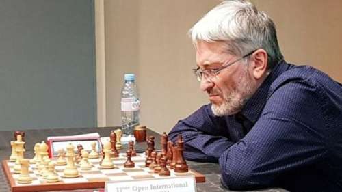 Le grand maître d’échecs Igor Rausis pris en flagrant délit de triche dans les toilettes