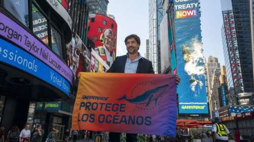 Javier Bardem manifeste seul au milieu de Times Square pour la sauvegarde des océans