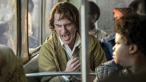 Joker : Joaquin Phoenix «habité et monstrueux» dans un film «audacieux et explosif»