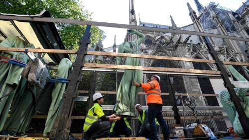 Le spectaculaire déplacement des statues de Notre-Dame pour leur restauration